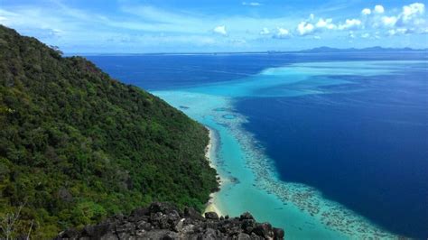 Bohey dulang is one of the beautiful islands situated within semporna, sabah. : Bohey Dulang Island