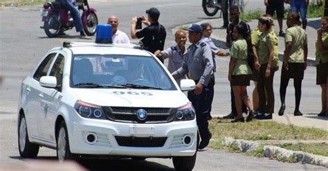 Policías Cubanos Roban A Las Damas De Blanco Cuando Las Arrestan