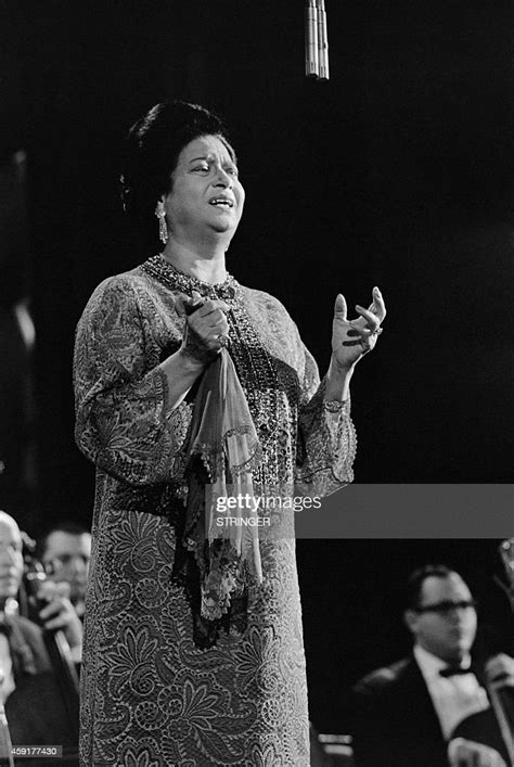 egyptian singer umm kulthum performs on november 14 1967 at the fotografía de noticias