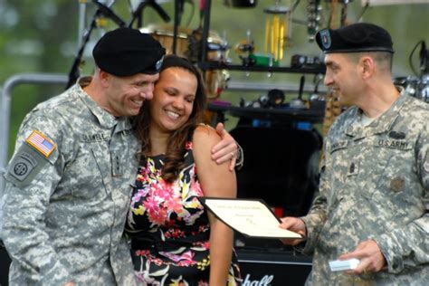 Lt Dan Band Helps Fort Leavenworth Honor Spouses Article The