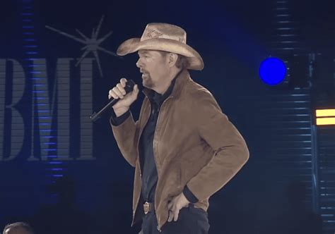 toby keith returns to the spotlight with heartfelt acceptance speech for the bmi icon award