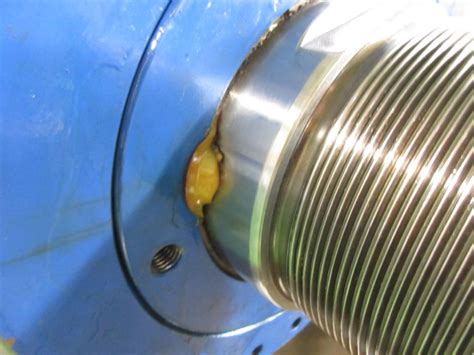 ブースタ付油圧シリンダーのゴミの混入によるシャフト(ロッド)の修理