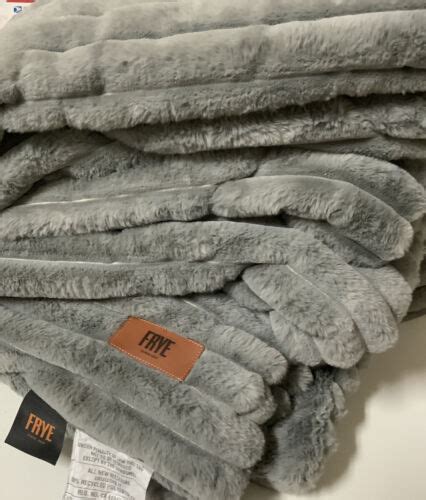 🏯 Frye Faux Fur 3 Piece Comforter Set Dark Gray King 👍great Conditions