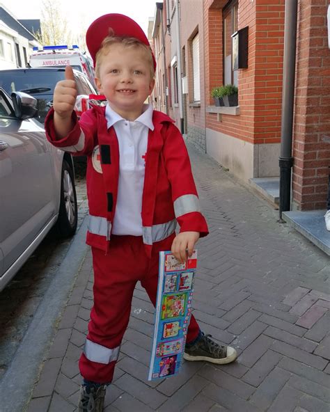 Vierjarige ‘stickerman Uitgegroeid Tot Dé Mascotte Van Rode Kruis
