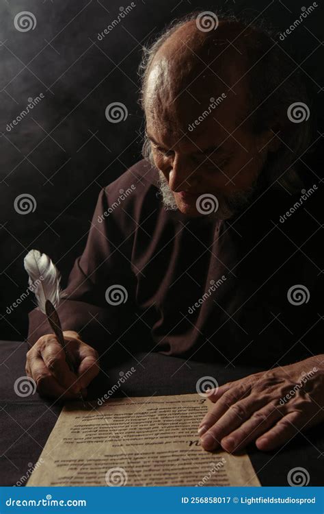 El Misterioso Y Veterano Monje Que Escribe Manuscrito En Imagen De