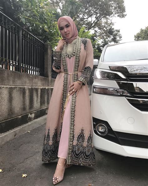 Biodata Artis Profil Dan Biodata Tiara Dewi Mantan Istri Lucky Hakim
