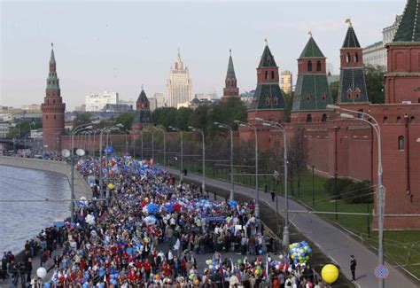 Moscow Revives May Day Tradition