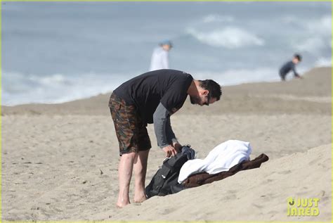 Keanu Reeves Looks Fit Shirtless At The Beach In Malibu Photo 4514931 Keanu Reeves Shirtless