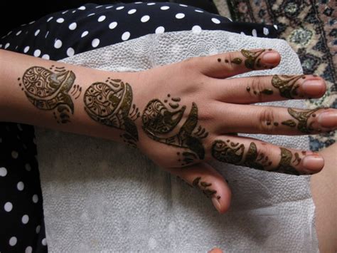 Mendi's arabic design shows that without covering the entire area, you can still make it beautiful. History of Mehndi - History of Henna - Greenwich, CT Patch