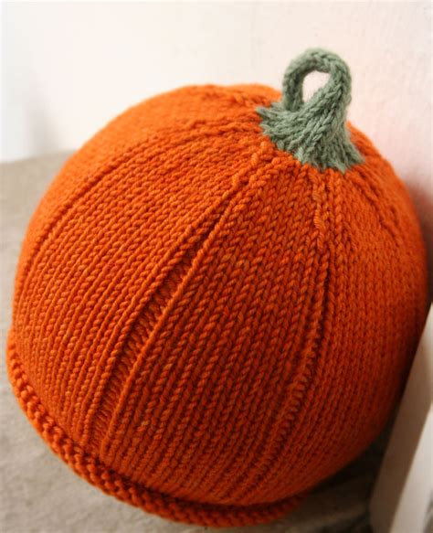 What better way to celebrate fall or halloween than to knit a pumpkin hat for a little one??? Knitted Pumpkin Hat Pattern | A Knitting Blog