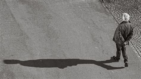 Langer Schatten Foto & Bild | erwachsene, streetfotografie mit menschen ...