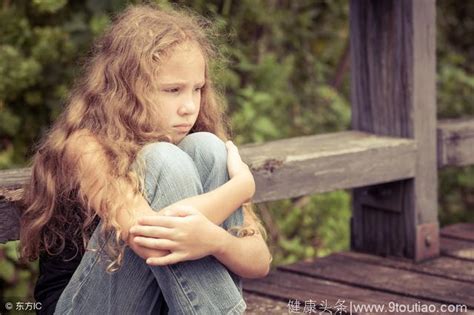 母亲如何陪伴抑郁的孩子？孩子抑郁的十种表现父母要引起重视了