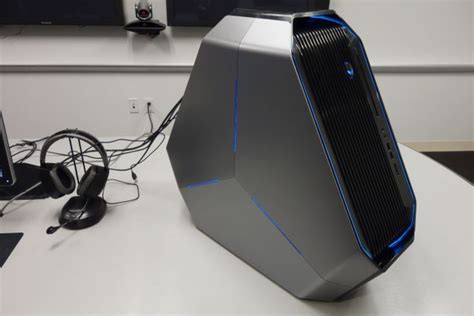 A spectacular computer case mod that includes 6 powerful computers, 6 led fans, wall mounted monitor, modded frame and more. Hexagonal Gaming Computers : Alienware Area-51