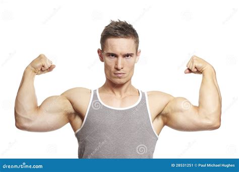 El Hombre Joven Muscular Que Dobla El Brazo Muscles En Equipo De Los