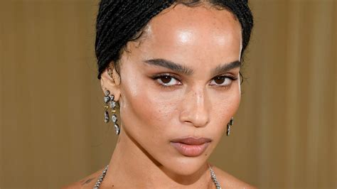 zoë kravitz wore the weirdest bangs to the batman premiere and i m obsessed — see photos allure