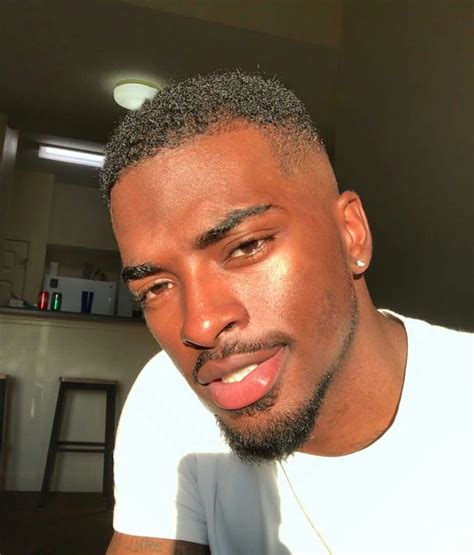 Electric shavers and shaving sticks are easy to come by at your local drug store, but there is a downside to this affordable option: Pin på MELANIN KINGS