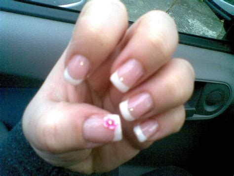 Il gel per unghie conferisce la stessa forza e resistenza dell'acrilico, ma conserva l'aspetto naturale dell'unghia; Come fare un refil in gel e una french bianca | Unghie ...