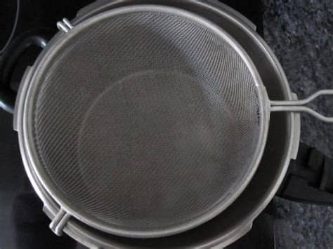 El estuche en cuestión es un cofre realizado en silicona que nos permite conseguir la misma cocción que si hiciéramos los alimentos al papillote; Cómo cocinar al vapor sin vaporera - 5 pasos