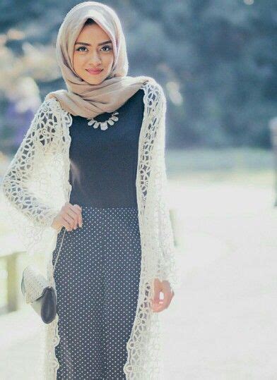Fashion hijab yang satu ini merupakan bentuk dari permainan kombinasi berbagai macam warna namun tentu saja jenis hijab yang sedang booming di tahun 2020 ini juga sangat anggun tatkala beragam pilihan fashion hijab terbaru. 25+ Fashion Hijab Kekinian untuk Wanita Remaja Terbaru ...