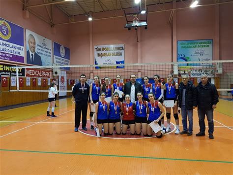 Filenin sultanları'nın i̇talya ile oynayacakları voleybol müsabakası 27 temmuz 2021 salı günü saat 10:15'te başlayacak. LİSE KIZ VOLEYBOL TAKIMIMIZ TÜRKİYE ŞAMPİYONASI GRUP ...