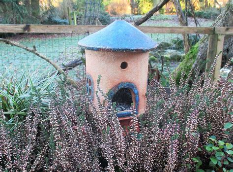 Die garten figuren aus meiner töpferei bringen augenzwinkern, koketterie und damit eine kleine spannungen in die szenerie. Töpfern für den Garten: Vogelfutterhaus