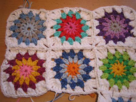 Mit mehr als 100 granny squares ist es ein wahrhaftig großartiges projekt. Chez Meloni: Granny-Square-Decke