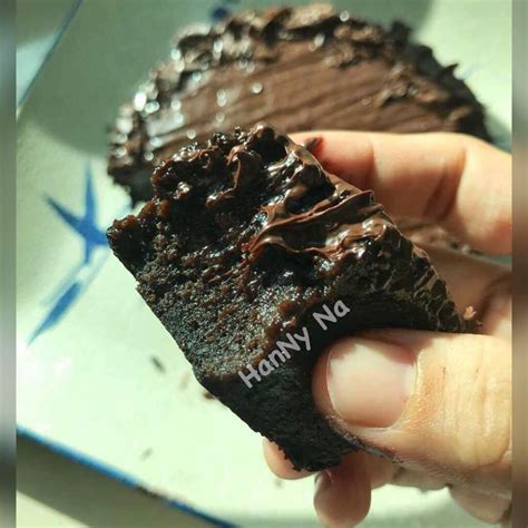 Video ini berkongsi tips dan cara buat kek coklat kukus yang moist dan sangat sedap dengan bahan yang simple tetapi menjadi. Resepi Kek Coklat Kukus Mudah Dan Senang - Surasmi J