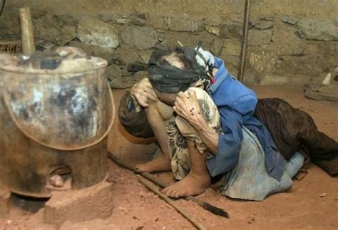 Mulai tebar pesona cari mangsa. FOTO: Beda Orang Tajir & Miskin di China Ini Bikin Dunia Miris | Plus.Kapanlagi.com