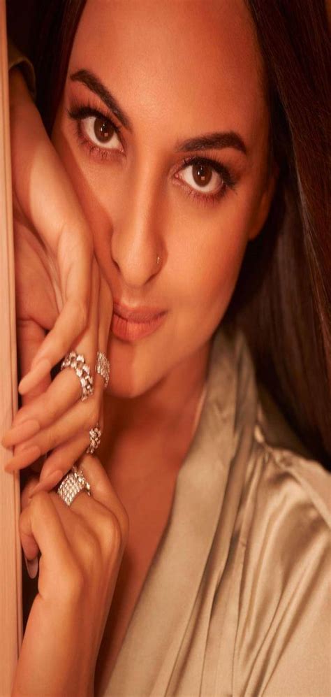 Bollywood Actress Sonakshi Sinha Shared Glamorous Pictures On Her Instagram फैन्स को भाया