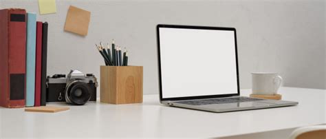 The best free mockups from the web: Mesa de estudo simples com mock up laptop, lápis, bloco de ...