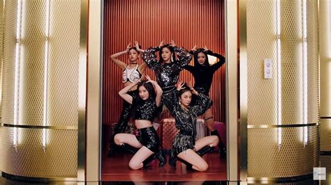 Itzy Is Life Ph Itzys Signature Ending Crown Pose