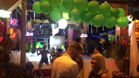 Edinilen bilgiye göre olay dün gece. ALANYA barlar sokağı - YouTube