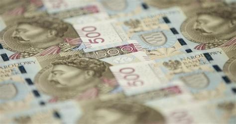 Natomiast średni kurs w kantorach jest obecnie niższy od niego nieznacznie i wynosi 4.546. Tabela kursów średnich NBP nr 074/A/NBP/2021 ...