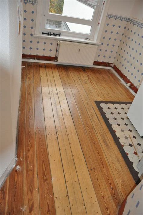 Nach dem entfernen der alten fliese sowie fugenmasse sollte der untergrund gereinigt werden. Wie Sie einen Dielenboden ausbessern bzw. austauschen in ...