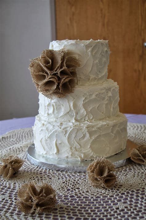 Rustic Wedding Cake With Burlap