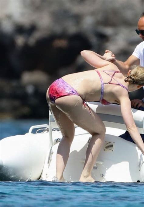Hottest Emily Blunt Big Butt Pictures Will Keep You Up At Nights