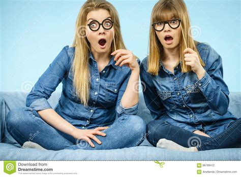 Due Donne Colpite Che Tengono Gli Occhiali Falsi Sul Bastone Fotografia Stock - Immagine di ...