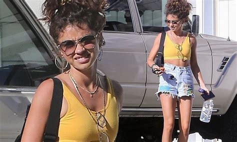 Sarah Hyland Shows Off Her Toned Physique In A Crop Top And Cut Off