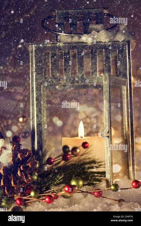 Hell Erleuchteten Laterne Mit Kerze Im Schnee Stockfotografie Alamy