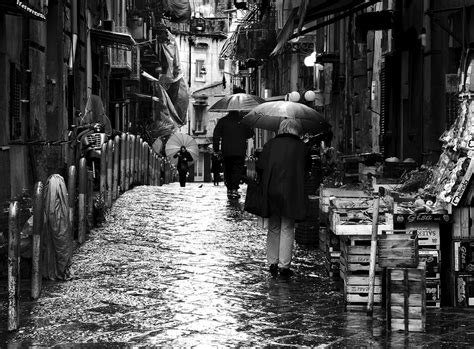Planetarie, su percalle stampato è sicuramente un disegno unico, con i suoi anelli rossi… il rosso ancora una volta colore dirompente nella bivalenza bianco e nero. Sfondi : Napoli, sanit, strada, monocromo, pioggia, vicolo, biancoenero, bianco e nero, ombrello ...