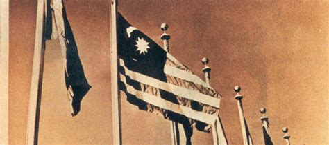 Bendera persekutuan tanah melayu telah dinaikkan oleh anggota tentera laut diraja malaysia (tldm) sambil disaksikan sendiri oleh tunku abdul rahman. DEMI MASA .. sesungguhnya manusia itu sentiasa rugi ...