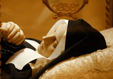 O Corpo Incorrupto De Santa Bernadette Soubirous A Vidente De Lourdes Arautos Do Evangelho