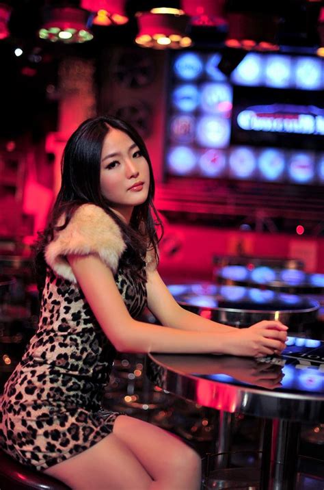 Photos Of Chinese Beautiful Women At The Bar
