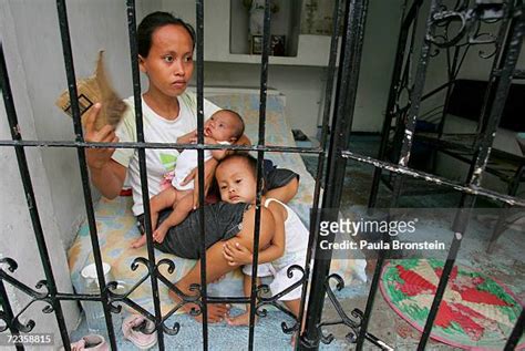 Poor Filipinos Live Amongst The Dead In Manilas North Cemetery Stock Fotos Und Bilder Getty Images