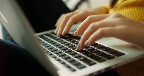 Pour personnaliser votre fond d'écran, vous avez la possibilité de changer vos photos de fond d'écran, que ce soit avec windows 7 ou avec linux ubuntu. Bouchent mains femme saisie sur clavier d'ordinateur ...