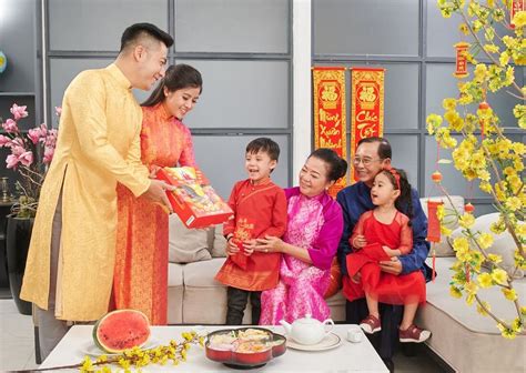 Sách tết tân sửu gồm 27 bài viết, 15 bài thơ, sáu bài bình luận cùng nhiều hình ảnh minh họa nét đẹp. Quà Tết cho ông bà: giữ trọn truyền thống kính lão đắc thọ ...