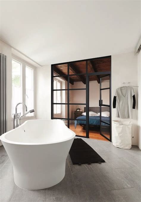une cloison verrière pour réunir salle de bains et chambre styles de bain salle de bains