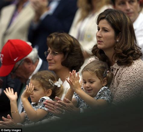 Wimbledon 2012: Roger Federer's twin daughters cheer as their father