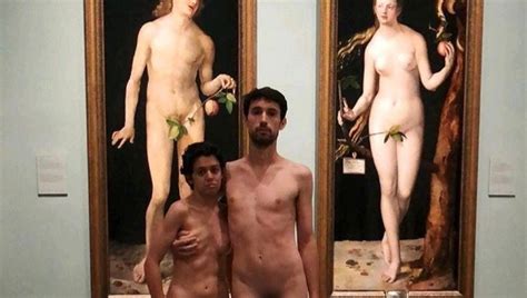 Una Pareja Se Desnuda Ante Un Cuadro De Ad N Y Eva En El Museo Del