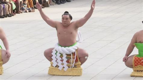 Sumo Wrestlers In Japan Welcome The New Year With Foot Stomping Youtube